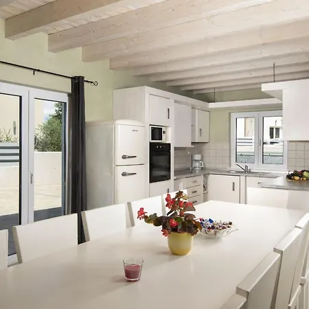 Villa 8-bedroom Bianca With Sea View And Pool Table