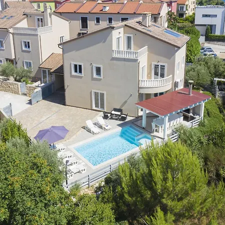 Villa 8-bedroom Bianca With Sea View And Pool Table