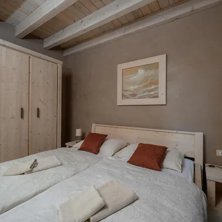 Willa 8-bedroom Bianca With Sea View And Pool Table