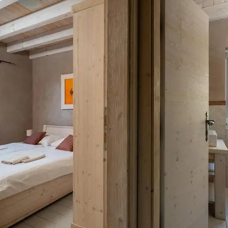 8-bedroom Bianca With Sea View And Pool Table Willa