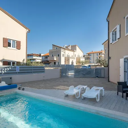 8-bedroom Bianca With Sea View And Pool Table Villa *