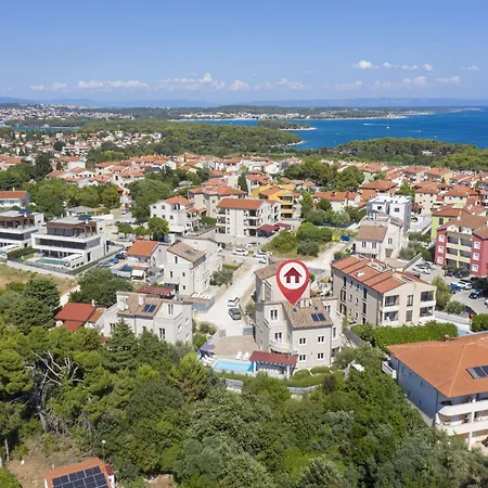 Willa 8-bedroom Bianca With Sea View And Pool Table