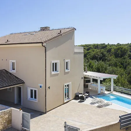 8-bedroom Bianca With Sea View And Pool Table