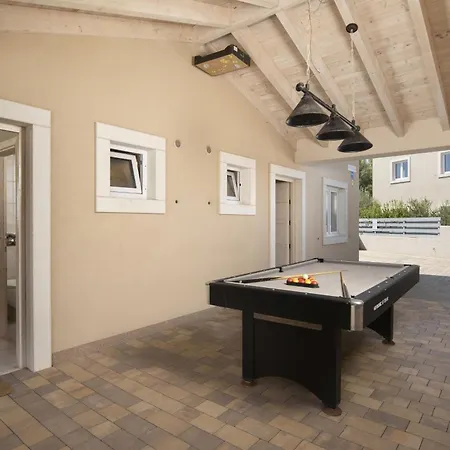 8-bedroom Bianca With Sea View And Pool Table *