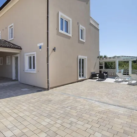 8-bedroom Bianca With Sea View And Pool Table